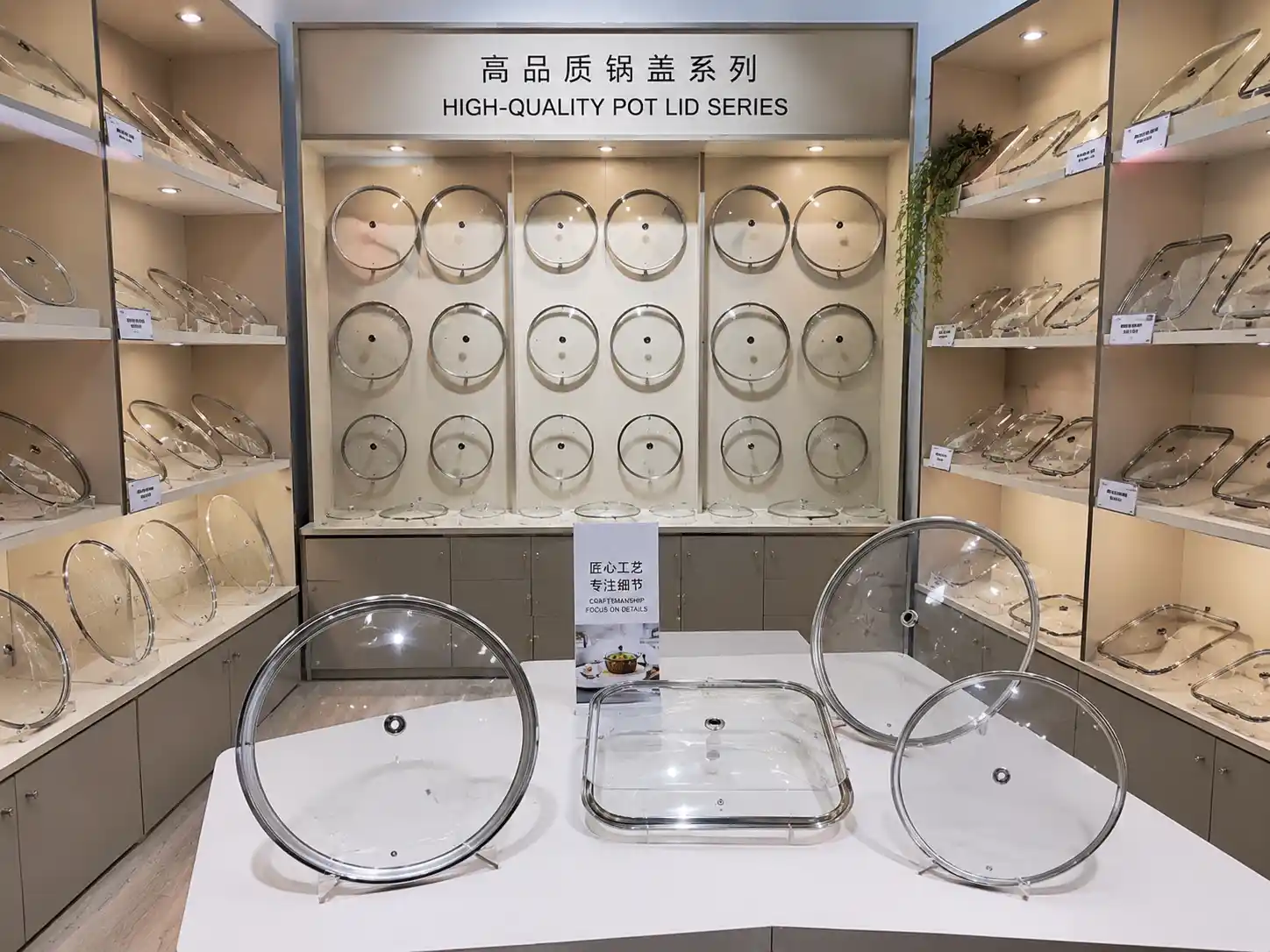 Glass stainless steel pot lid samples showing different diameters and knobs